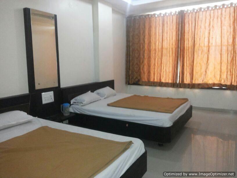 Hotel Sai Galaxy Inn Shirdi Quarto foto