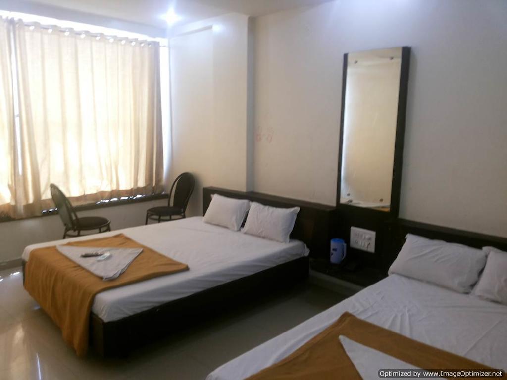 Hotel Sai Galaxy Inn Shirdi Quarto foto